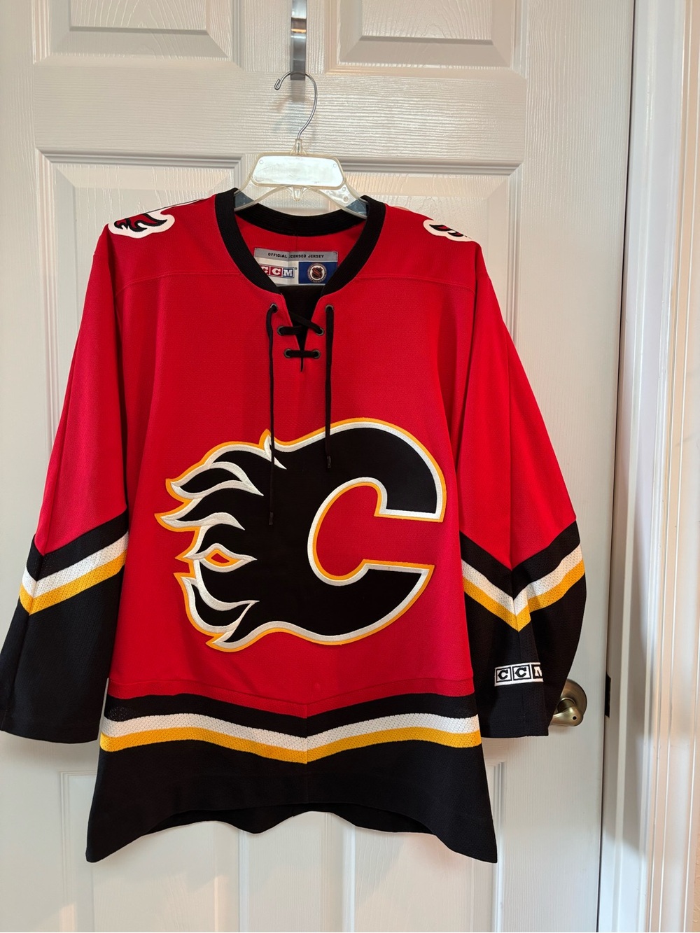 vintage CCM Calgary Flames red hockey jersey size M